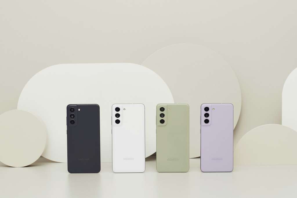 El nuevo Galaxy S21 FE 5G viene en cuatro nuevas opciones de color: Verde oliva, Lavanda, Blanco y Grafito.