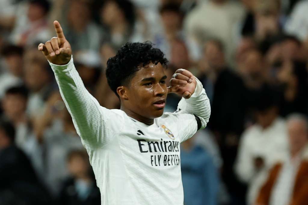 MADRID, 01/04/2025.- El delantero del Real Madrid Endrick celebra tras marcar ante la Real Sociedad, durante el partido de vuelta de las semifinales de la Copa del Rey que Real Madrid y Real Sociedad disputan hoy martes en el estadio Santiago Bernabéu. EFE/Chema Moya