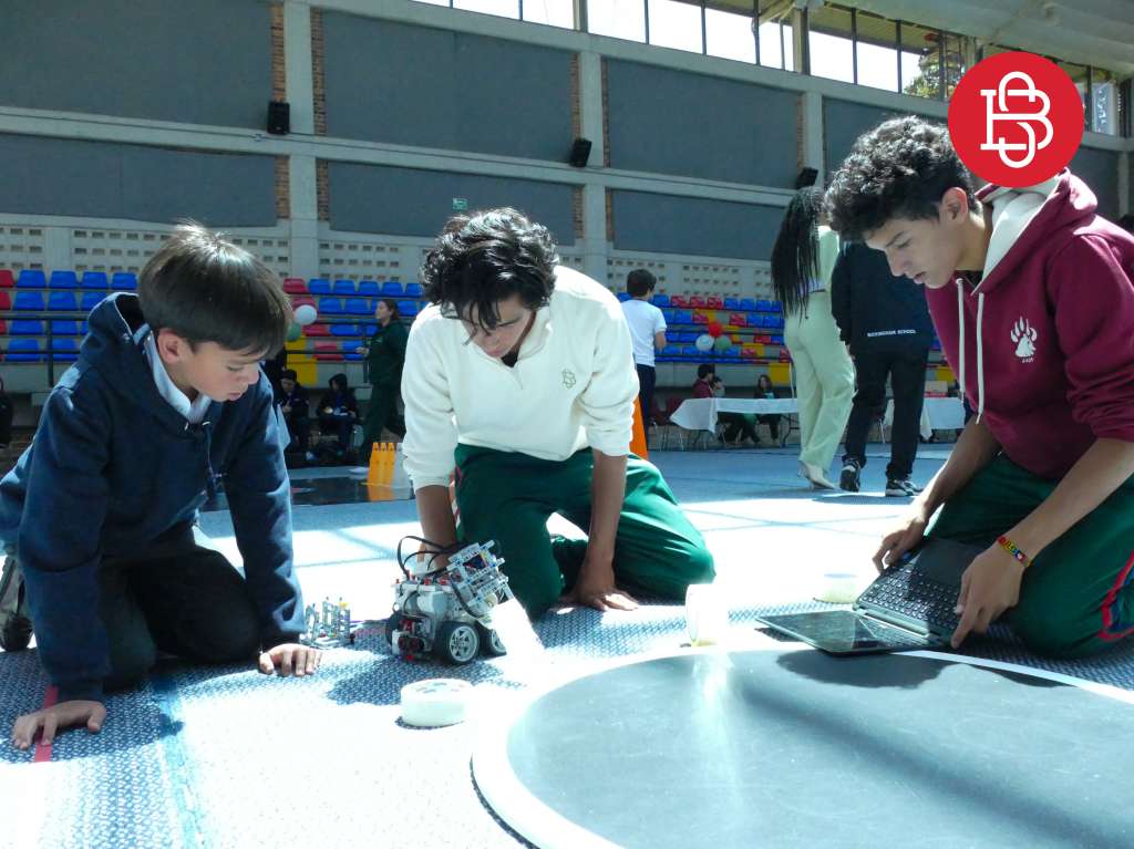 La robótica está en auge en los colegios. La importancia es que con ella podemos potenciar habilidades tanto prácticas como teóricas y de pensamiento lógico.
