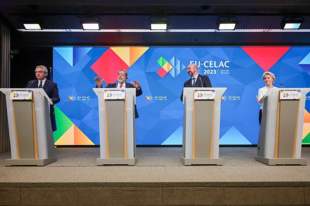 Brussels (Belgium), 18/07/2023.- (L-R) Argentina'Äôs President Alberto Angel Fernandez, Saint Vincent and the Grenadines Prime Minister Ralph Gonsalves, President of the European Council Charles Michel and President of the European Commission Ursula von der Leyen speak with the press after the EU-CELAC Summit of Heads of State and Government meeting in Brussels, Belgium, 18 July 2023. Leaders from the EU and the Community of Latin American and Caribbean States (CELAC) gather in Brussels for the third EU-CELAC summit from 17-18 July 2023, with the aim to strengthen relations between both regions. (Bélgica, San Vincente y Granadinas, Bruselas) EFE/EPA/OLIVIER MATTHYS