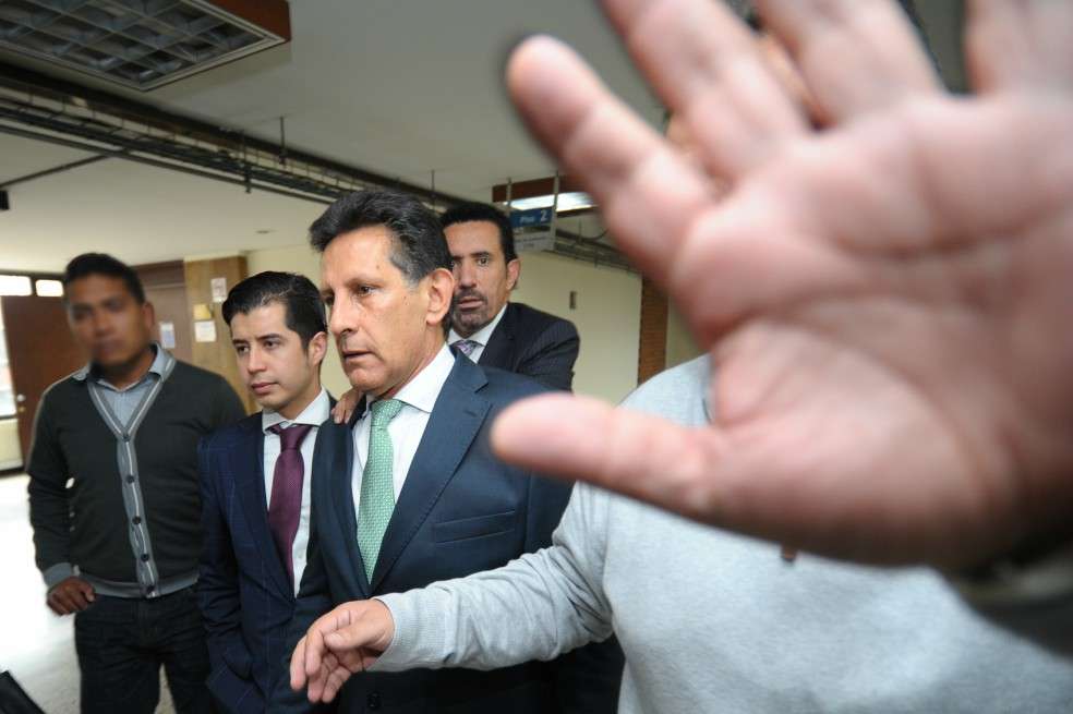 Jaime Tello durante un receso de su audiencia este 5 de mayo. Sus allegados quisieron evitar a los reporteros. / Cristian Garavito