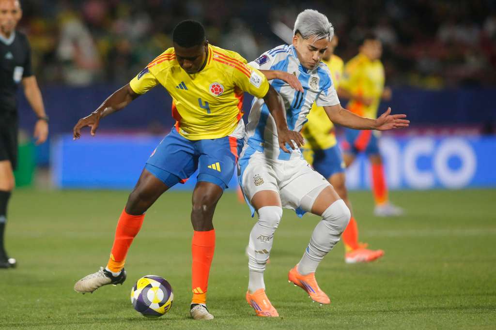 AME8417. SANTIAGO (CHILE), 15/10/2025.- Ian Subiabre (d) de Argentina disputa el balón con Julián Andrés Bazán de Colombia este miércoles, en un partido de las semifinales de la Copa del Mundo Sub-20 entre Argentina y Colombia en el estadio Nacional Julio Martínez Prádanos, en Santiago (Chile). EFE/ Esteban Garay
