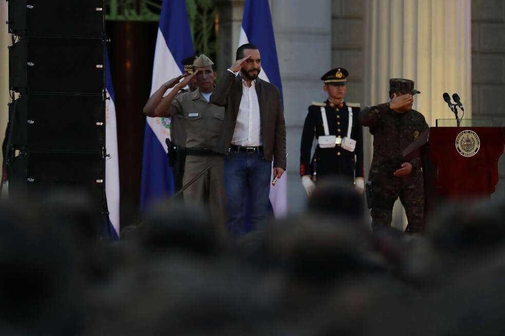 El presidente de El Salvador, Nayib Bukele, ofrece un discurso ante soldados que se incorporan a tareas de seguridad pública en San Salvador. / EFE