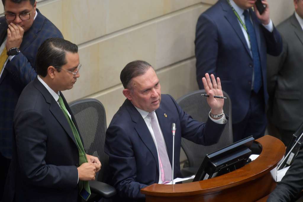 Elección en la plenaria del Senado, para elegir a la persona que reemplazará al togado Antonio José Lizarazo en la Corte Constitucional, la votación fue reprogramada por presunto fraude ya que se totalizaron 104 votos de 102 senadores presentes.