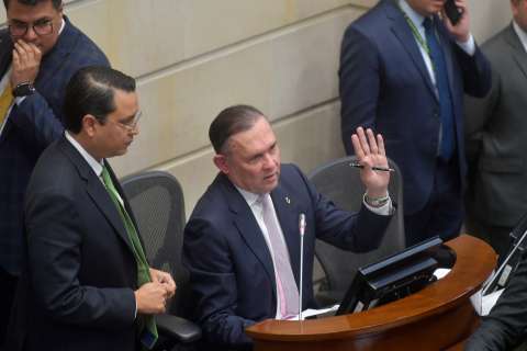 Conservadores respaldan a Cepeda tras choques con Petro por ley de financiamiento
