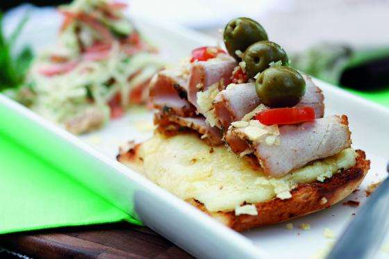 Prepare un delicioso sándwich abierto con tajadas de cerdo
