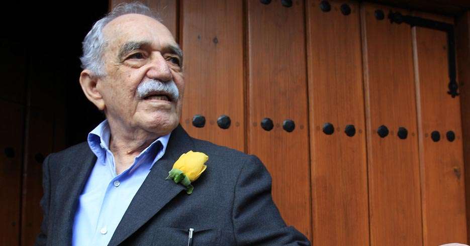 El escritor colombiano Gabriel García Márquez saluda a un grupo de periodistas en marzo de 2014, afuera de su residencia en Ciudad de México (México).