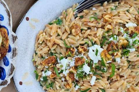 Receta para preparar orzo con cebolla dorada y queso de cabra