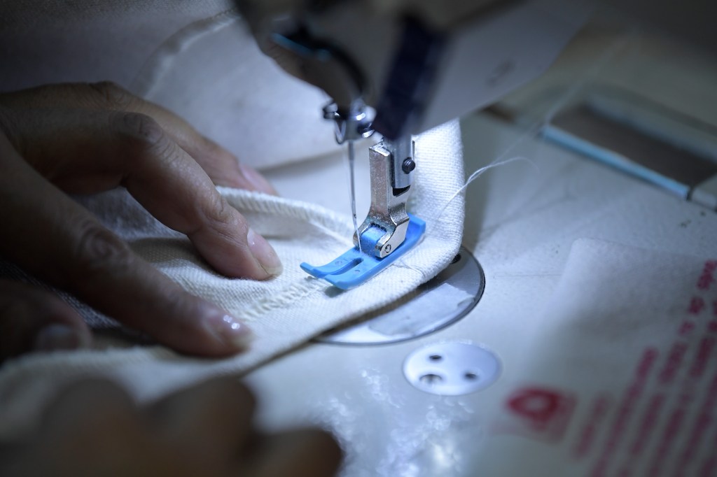 Programa de la Corporación Mundial de la Mujer Colombia que transforma residuos textiles, en nuevos productos aportando a la sostenibilidad en la industria de la moda y generando empleos en diferentes zonas del país.