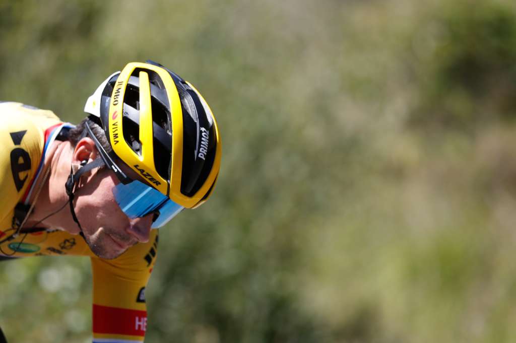SAN VICENTE DE ARANA (ÁLAVA), 23/08/2022.- El ciclista esloveno del equipo Jumbo Visma, Primoz Roglic, durante la cuarta etapa de la Vuelta Ciclista España que arrancaba este martes desde Vitoria para finalizar en Laguardia tras 152,5 km de recorrido. EFE/Javier Lizón