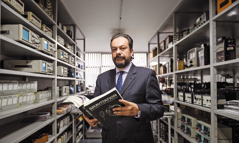 En la Javeriana, mientras el padre jesuita Nelson Velandia Heredia preparaba su sacerdocio, estudió filosofía, física y matemáticas. / Daniel Álvarez