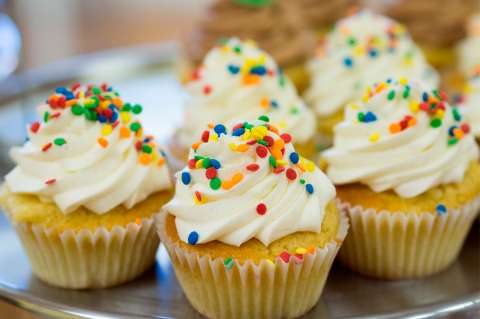 Receta de cupcakes de vainilla con relleno de frutos rojos