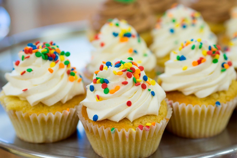 cupcakes de vainilla con relleno de frutos rojos