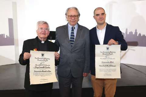 Misi y el padre Diego Jaramillo recibieron el premio Gonzalo Jiménez de Quesada