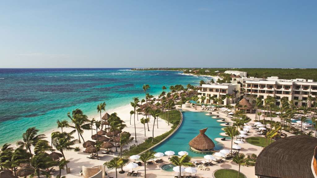 Secrets Akumal Riviera Maya está ubicado en el corazón de la Riviera Maya a lo largo de las famosas playas de arena blanca y las tranquilas y cristalinas aguas de Akumal.