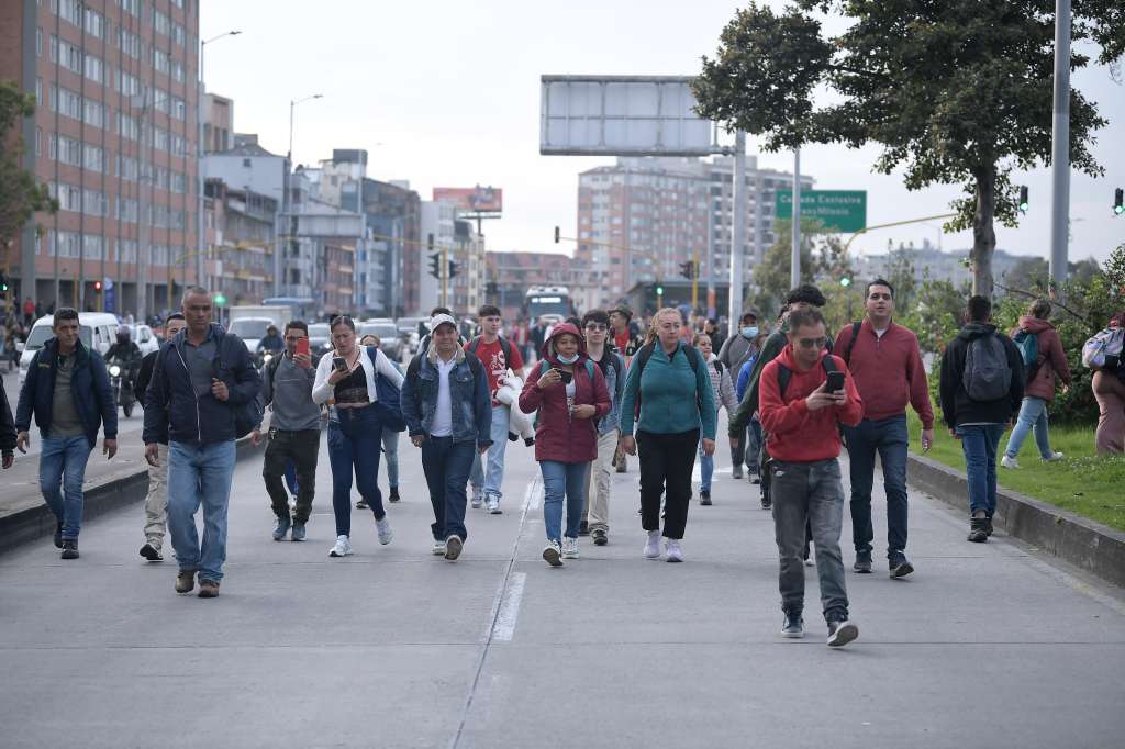 Este lunes 24 de noviembre, el Consejo Superior Universitario de la Universidad Nacional llevó a cabo una sesión extraordinaria para definir el futuro de su rectoría. A las afueras de la institución, la comunidad educativa realizó un plantón, a la espera de las decisiones del órgano, luego de que el Consejo de Estado declarara nula la designación de Leopoldo Múnera.
