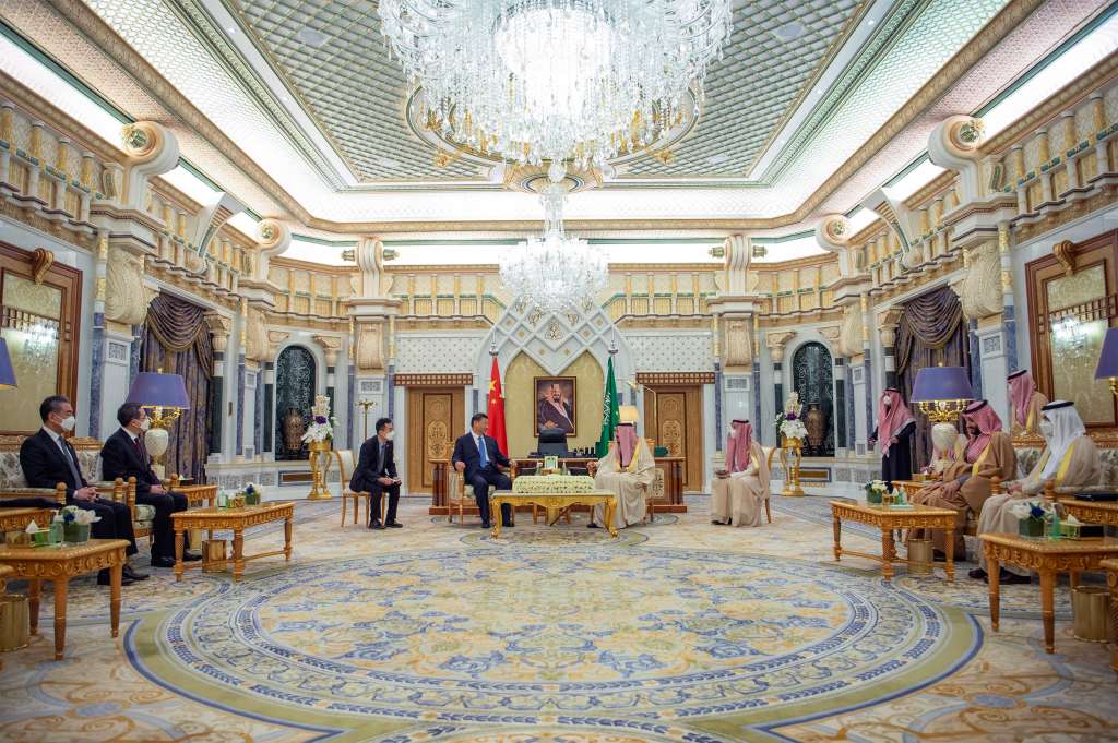 Riyadh (Saudi Arabia), 08/12/2022.- A handout photo made available by the Saudi Royal Court shows Saudi King Salman bin Abdulaziz Al Saud (R) welcoming Chinese President Xi Jinping (L) signing documents during his visit in Riyadh, Saudi Arabia, 08 December 2022. Chinese President Xi Jinping is on a three day working visit to Saudi Arabia, in the framework of strengthening the ties between the two countires, as well as a summit with the members of the Gulf Cooperation Council and a wider China-Arab summit. (Arabia Saudita) EFE/EPA/BANDAR ALJALOUD / HANDOUT HANDOUT EDITORIAL USE ONLY/NO SALES