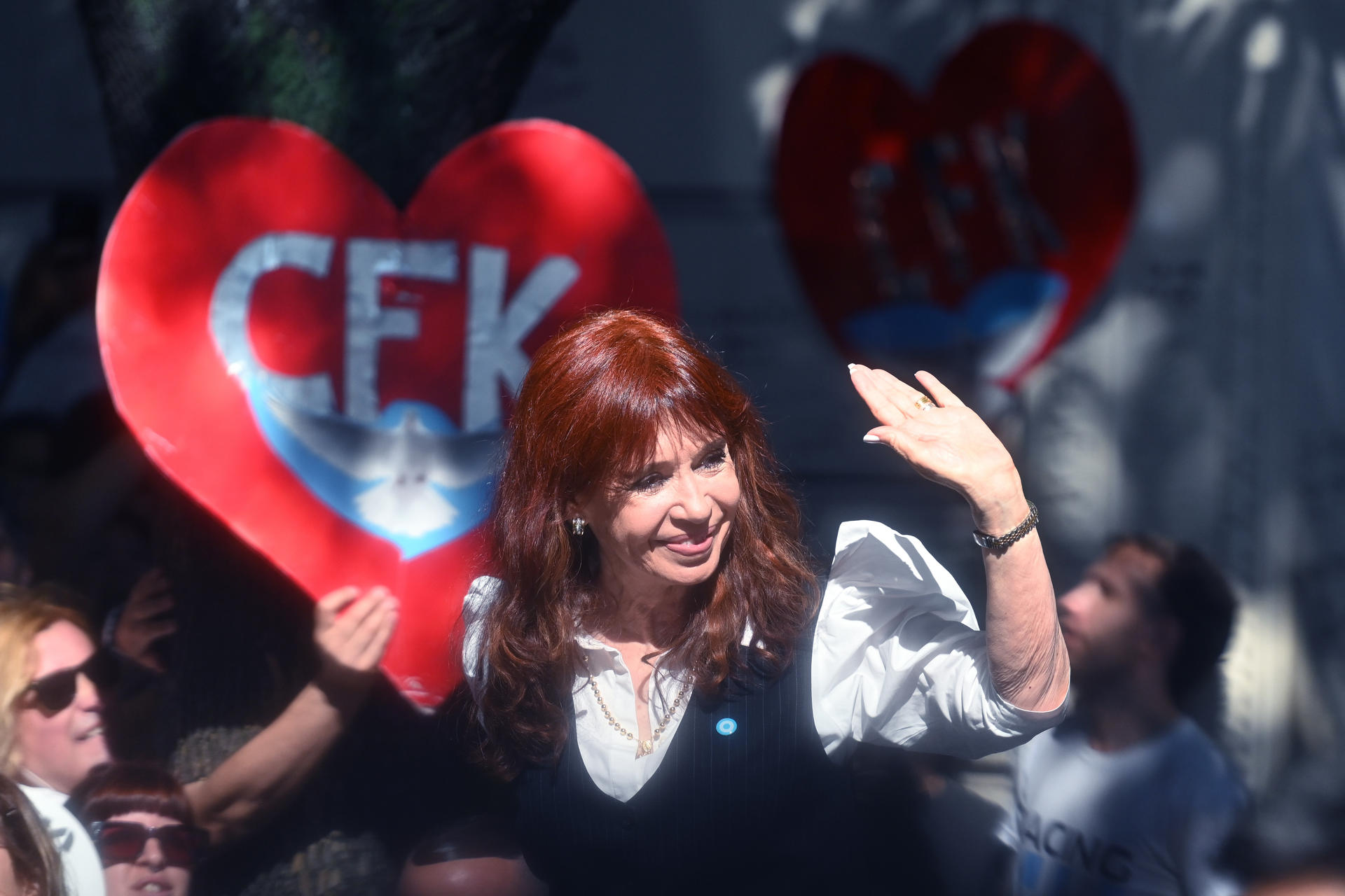 AME4800. BUENOS AIRES (ARGENTINA), 17/03/2026.- La expresidenta argentina Cristina Fernández (2007-2015), saluda a sus seguidores a la llegada a su domicilio luego de declarar en los tribunales este martes, en Buenos Aires (Argentina). Fernández denunció "prácticas mafiosas" en el poder judicial durante su declaración ante un tribunal que la acusa, dentro de la causa conocida como 'los cuadernos de la corrupción', de liderar una asociación ilícita que recaudaba sobornos de empresarios. EFE/ Nehuen Rovediello
