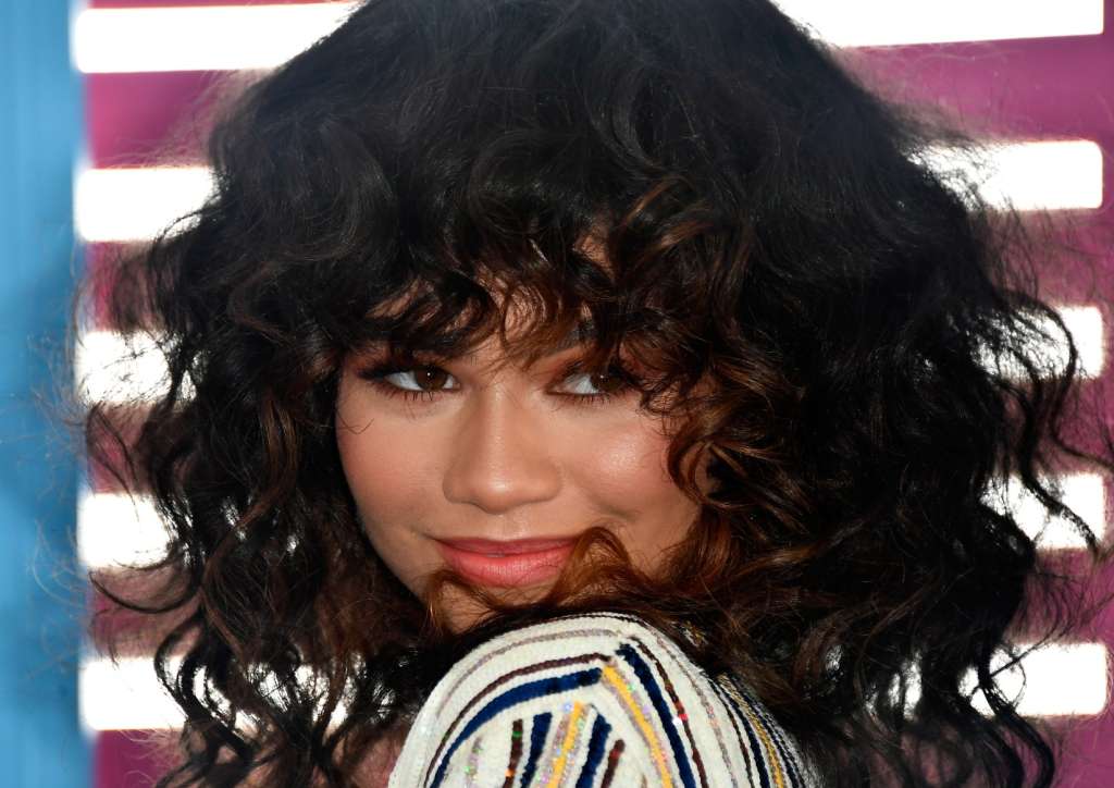 Zendaya y sus crespos. cómo lucir el pelo crespo.
