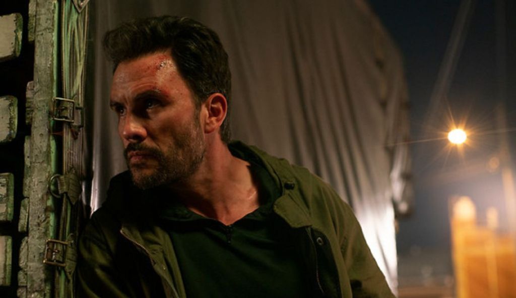 La serie se estrenó el 19 de octubre de 2018. El 5 de marzo de 2019, la serie se renovó para una segunda temporada, que se estrenó el 8 de noviembre de 2019. Sus protagonistas son Juan Pablo Raba como Jhon Jeiver "Yei Yei" / Jhon Gómez, Nicolás Quiroga Pineda como Mario Gómez (hijo de Jhon Jeiver), Cristina Umaña como Daniela León, Susana Torres como Carmen Caicedo, Camila Sodi como Gissele Duquey Christian Tappan como Apache.