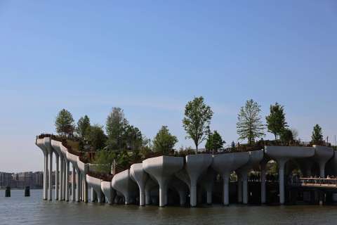 “Little Island”, el nuevo parque que levita sobre el río Hudson en Nueva York