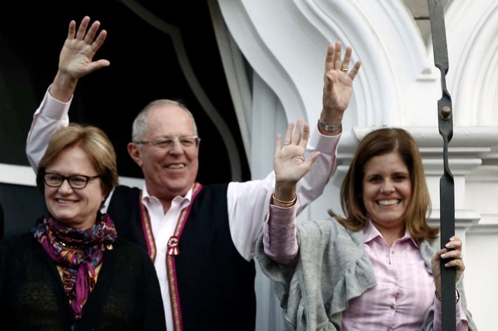 El candidato presidencial Pedro Pablo Kuczynski (c) acompañado de su esposa Nancy Lange (i) y su candidata a vicepresidente, Mercedes Araoz. / EFE