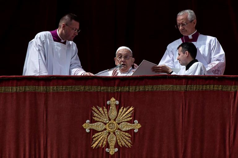 VATICAN CITY (Vatican City State (Holy See)), 20/04/2025.- Pope Francis speaks during the Urbi et Orbi blessing following the Easter Mass in Saint Peter's Square, in Vatican City, 20 April 2025. (Papa) EFE/EPA/ANGELO CARCONI