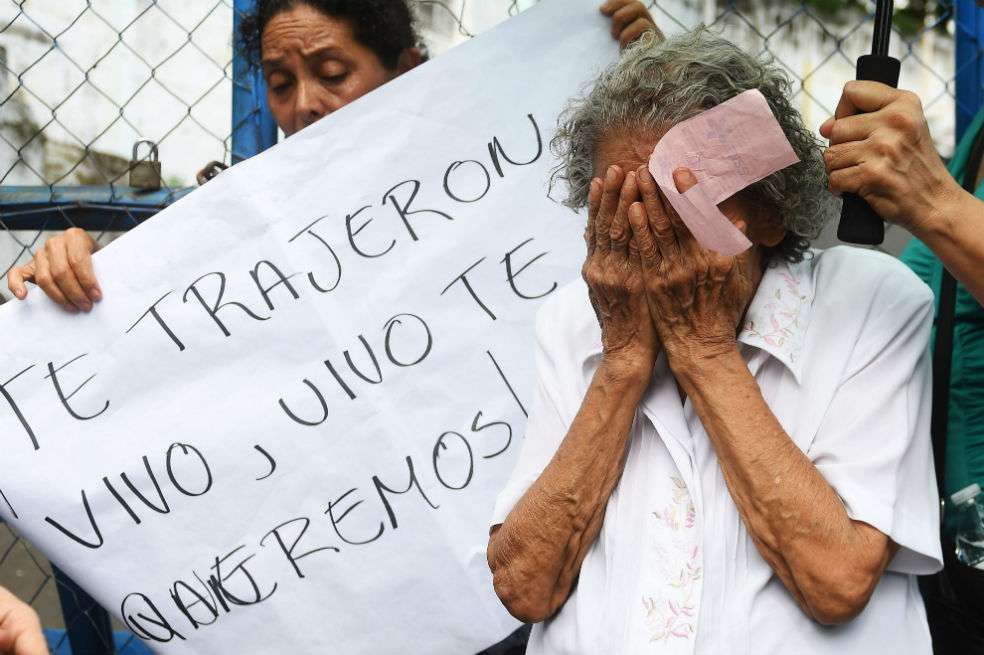 Mujeres a la espera de noticias de sus familiares detenidos en las protestas. / AFP