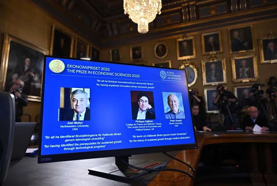 Joel Mokyr, Philippe Aghion y Peter Howitt ganan el Premio Nobel de Economía 2025. EFE/EPA/Anders Wilklund