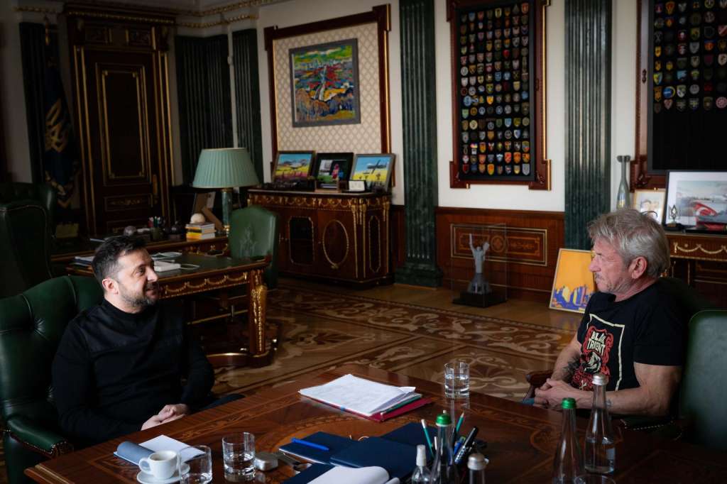 KIEV, 16/03/2026.- Fotografía publicada este lunes por el presidente de Ucrania, Volodimir Zelenski, en su cuenta oficial de la red social X, que muestra un momento se su reunión con el actor estadounidense Sean Penn. El intérprete, que se alzó horas antes con el Óscar a mejor actor de reparto por su interpretación en 'One Battle After Another', no acudió a la gala de los Oscar para visitar Kiev y visibilizar la guerra en Ucrania. EFE/@ZelenskyyUa - SOLO USO EDITORIAL/SOLO DISPONIBLE PARA ILUSTRAR LA NOTICIA QUE ACOMPAÑA (CRÉDITO OBLIGATORIO) -