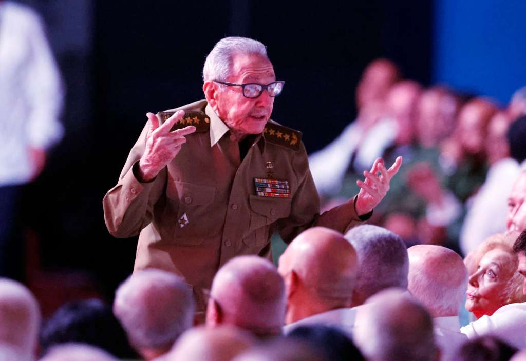 AME8790. LA HABANA (CUBA), 13/08/2026.- El expresidente de Cuba Raúl Castro asiste a la conmemoración el centenario del natalicio del líder de la Revolución cubana, Fidel Castro (1926-2016), este jueves, en el teatro Karl Marx en La Habana (Cuba). Con un espectáculo político-cultural al que asistieron su hermano Raúl y otros familiares de Fidel Castro se conmemoró el centenario del natalicio del líder de la Revolución cubana. EFE/ Ernesto Mastrascusa