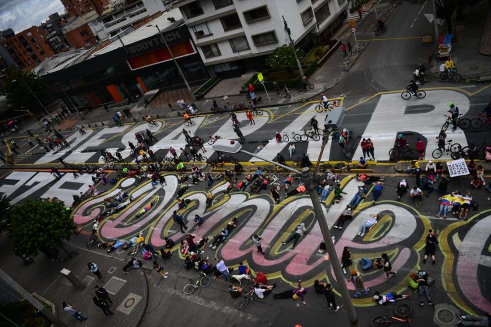De ahí convocaron a las personas que estaban en la calle a rodear el grafiti y acostarse sobre él. El lema de la intervención era "Vamos a tomar la foto de los que estamos, por los que no están".