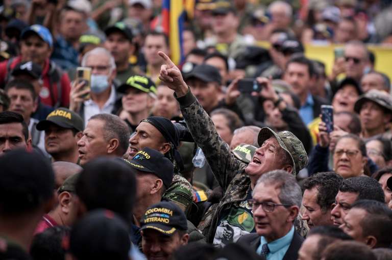 Uno de los convocantes fue el general retirado Eduardo Zapateiro, quien afirmó que el presidente Petro "no está respetando la separación de poderes y los derechos económicos".