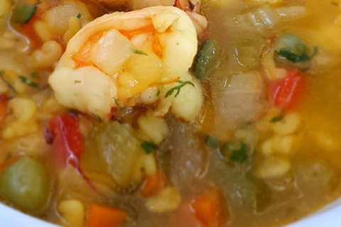 Receta para preparar sopa de langostinos con letras y verduras de la nevera
