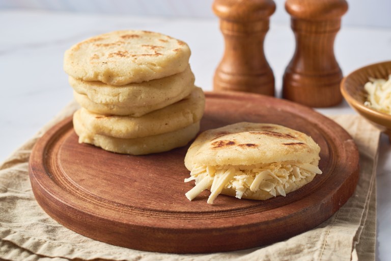 Aquí está la receta para hacer arepas de yuca rellenas de carne molida