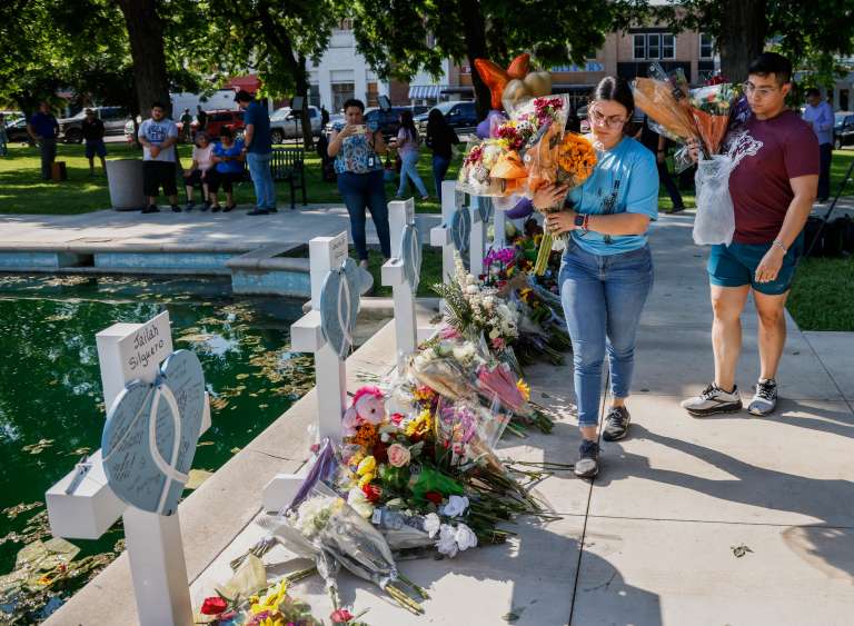 Las personas dejaron flores en homenaje a las 21 víctimas, 19 niños y dos profesoras, que dejó el segundo tiroteo escolar más mortífero en la historia de Estados Unidos, después del de Sandy Hook, de 2012.
