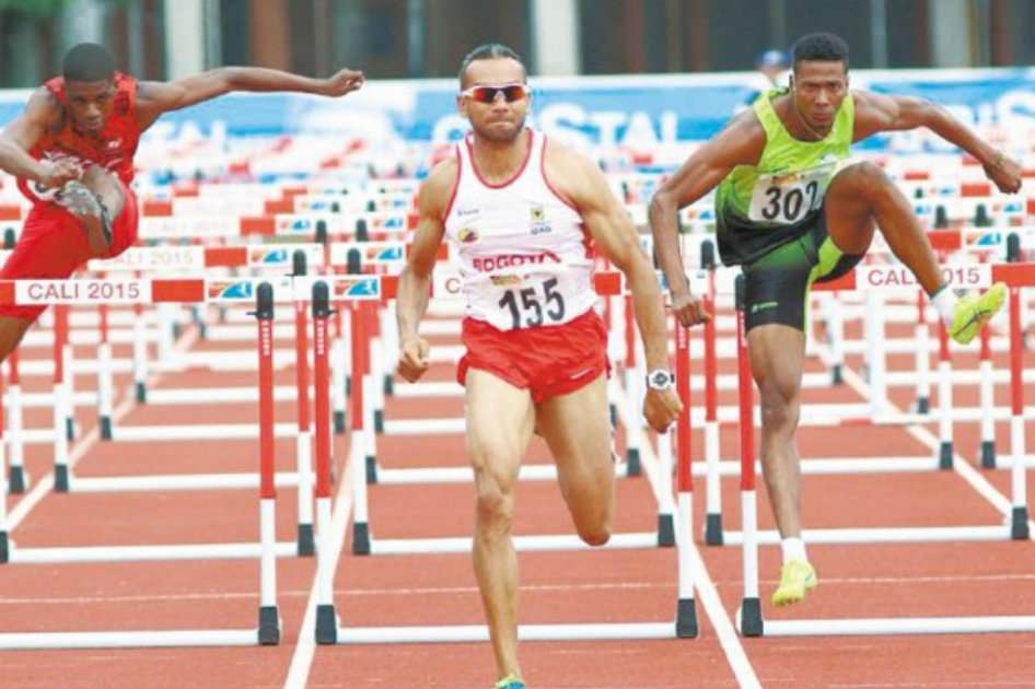 Paulo Villar (centro), le dio a Bogotá el oro en los 110 metros vallas, en los Juegos Nacionales. / Coldeportes.