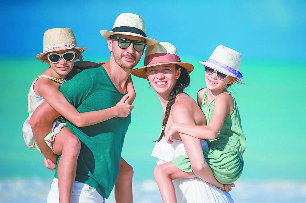 Verificar la cobertura del seguro es indispensable al viajar con niños. / Getty Images