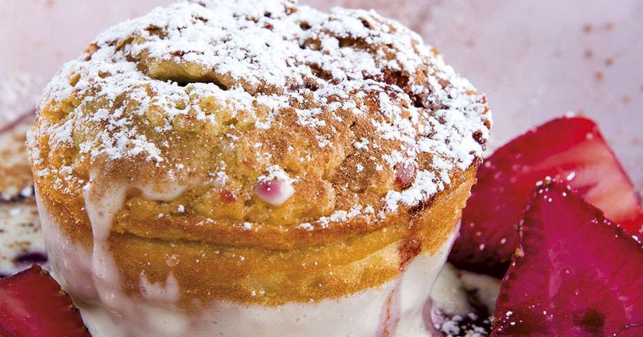 Postre del día: Ponqué de cuatro leches con salsa de fresas