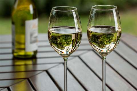 ¿Cómo limpiar y darle brillo a las copas para vino? Encuentra algunos consejos