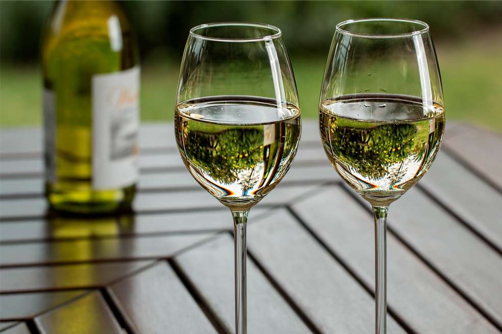 Vino blanco: 12 propiedades y curiosidades de esta bebida