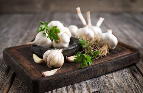 Este es el paso a paso para preparar una pasta de ajo para tus recetas