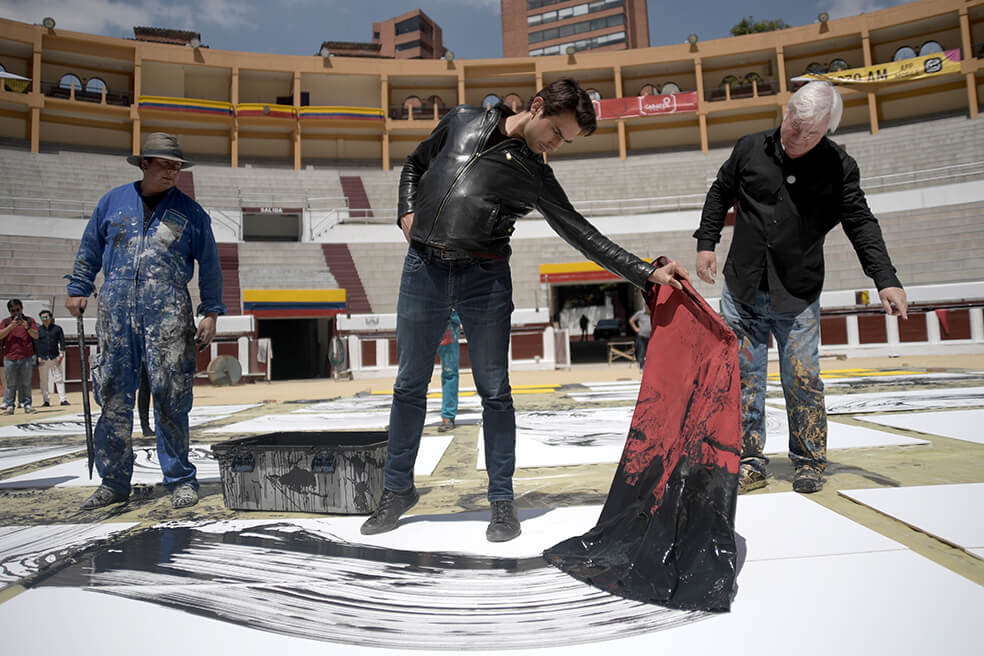 Sebastián Eslava Vélez (hijo del torero Pepe Cáceres) y el artista francés Loren Pallatier (derecha), durante la sesión de toreografía en la plaza de toros La Santamaría, en Bogotá, el 22 de febrero del 2019. / Gustavo Torrijos - El Espectador
