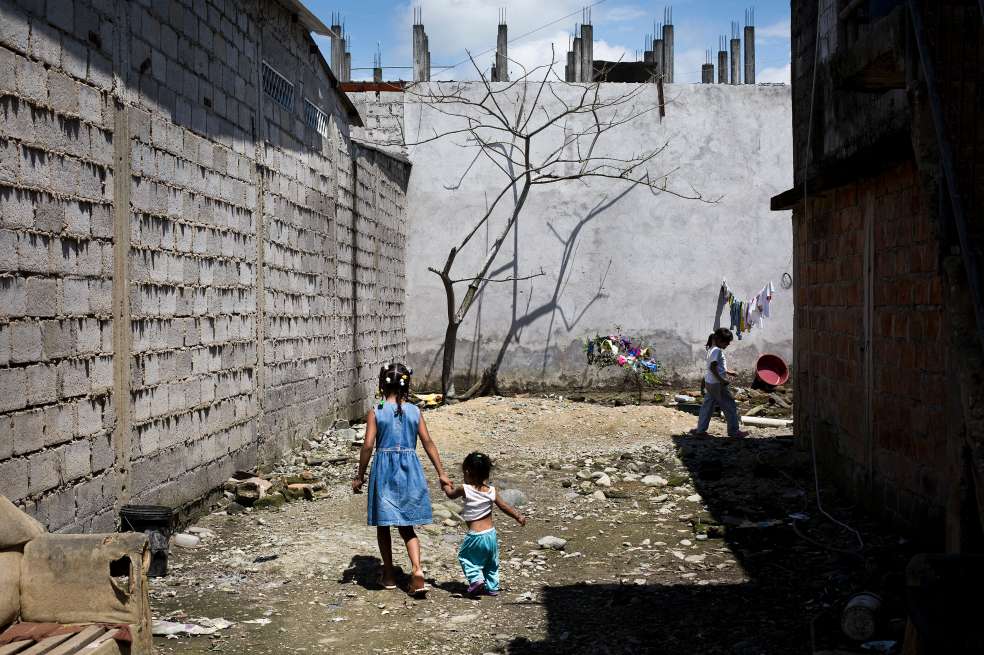 Funcionarios locales y dirigentes sociales de Tumaco consideran que la intervención policial y militar está lejos de solucionar los problemas de seguridad, entre otras razones por la presión del narcotráfico. La personera Castillo explica que este negocio ilegal “tiene sus causas estructurales en el desempleo, las pocas alternativas para acceder a la educación superior, la insatisfacción de las necesidades básicas y la falta de servicios públicos. Es un municipio que no genera las condiciones sociales adecuadas para que las personas puedan encontrar en la legalidad alternativas de vida”.