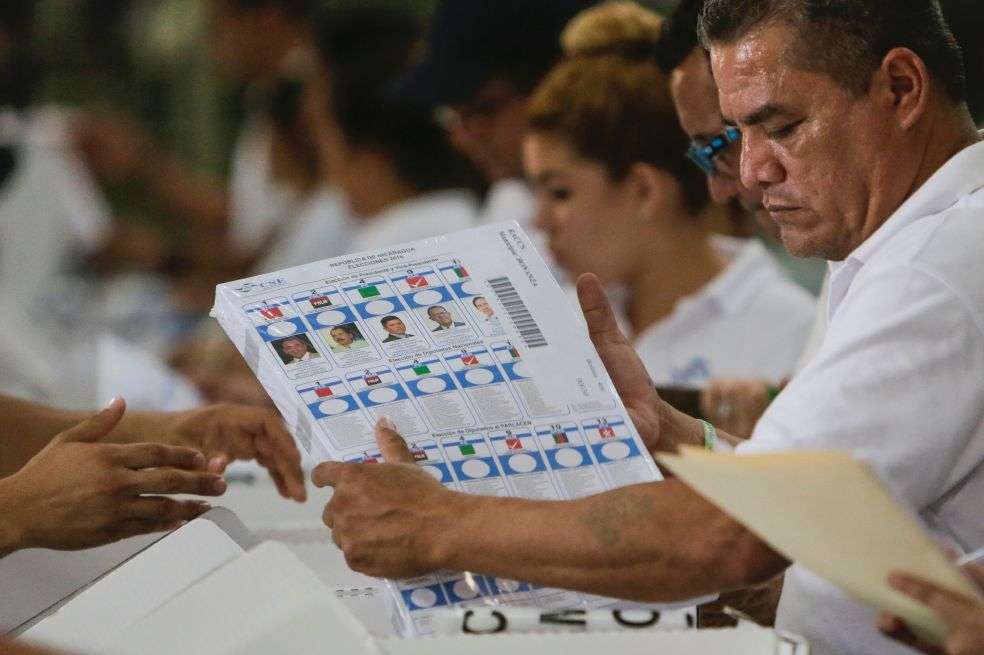 Funcionarios electorales ya tienen todo listo para el proceso del próximo 6 de noviembre. / AFP