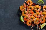 Para empezar la semana: así se hacen estos camarones con tomate y limón
