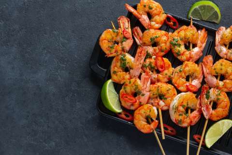 Para empezar la semana: así se hacen estos camarones con tomate y limón