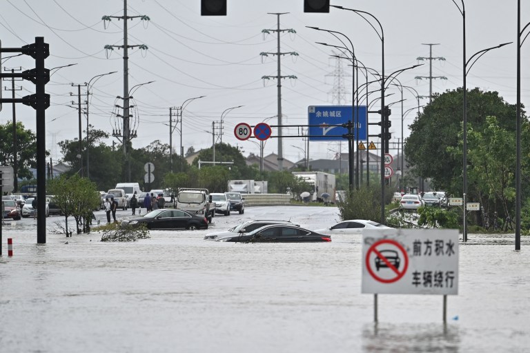 "Imágenes de satélite del tifón In-fa mostraron que las partes que tocaron tierra estaban comenzando a debilitarse debido a la fricción sobre la tierra, el ojo de la tormenta no estaba tan claro como ayer", informó el Centro Meteorológico Nacional de China. "Sin embargo, como se espera que In-fa permanezca durante un período prolongado en el este de China, las provincias de Jiangsu y Zhejiang y Shanghai deben permanecer atentos a los fuertes vientos y lluvias", agregó.