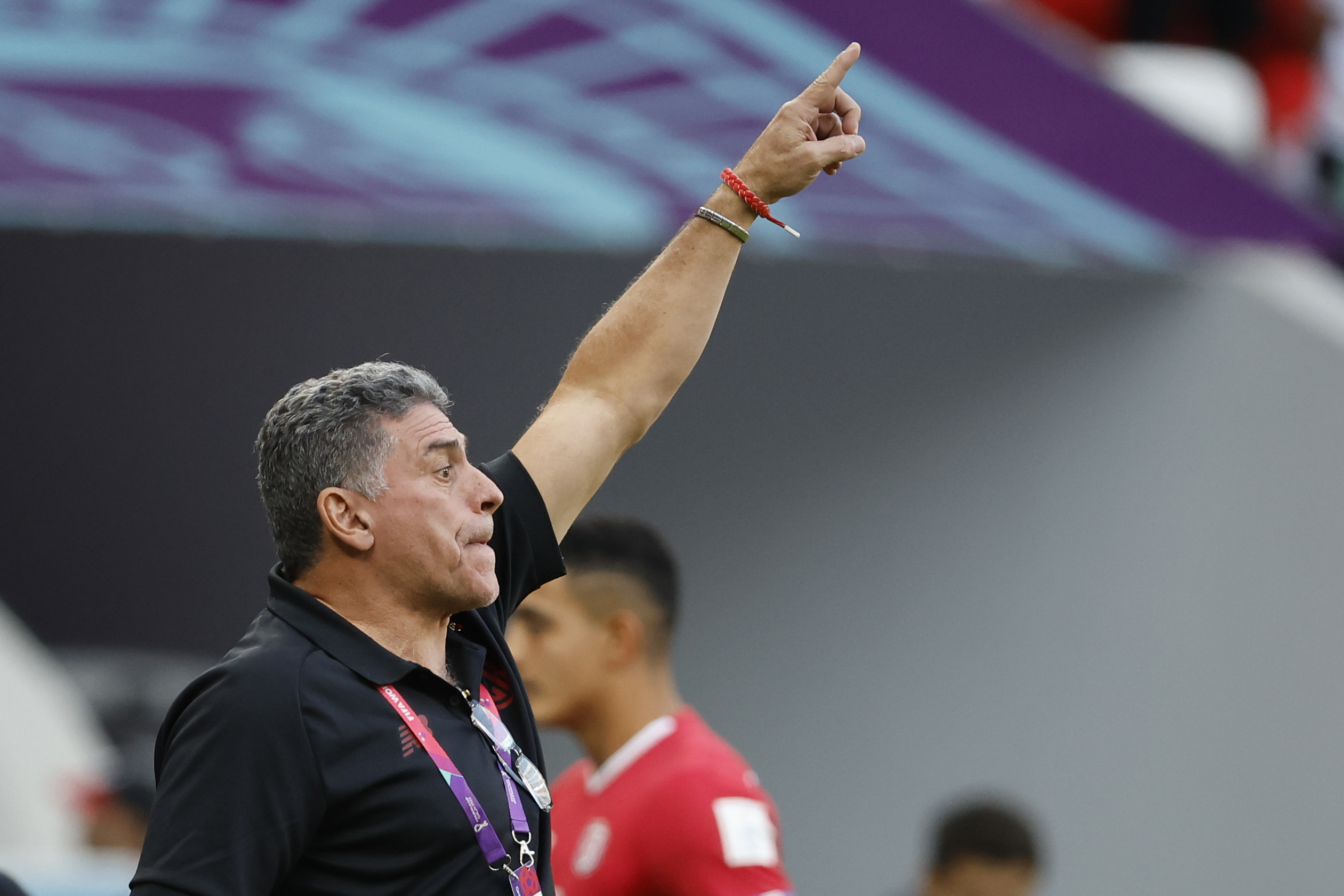 . RAYÁN (CATAR), 27/11/2022.- El seleccionador de Costa Rica Luis Fernando Suárez reacciona hoy, en un partido de la fase de grupos del Mundial de Fútbol Qatar 2022 entre Japón y Costa Rica en el estadio Áhmad Bin Ali en Rayán (Catar). EFE/ José Méndez