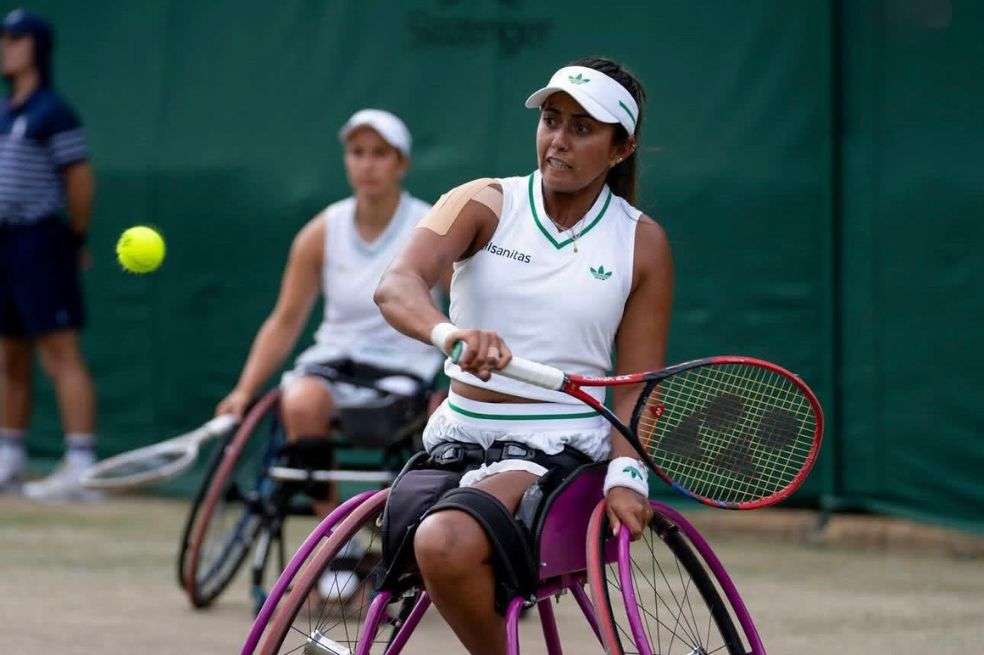 La colombiana María Angélica Bernal en acción durante las semifinales de la modalidad de dobles en silla de ruedas de Wimbledon.